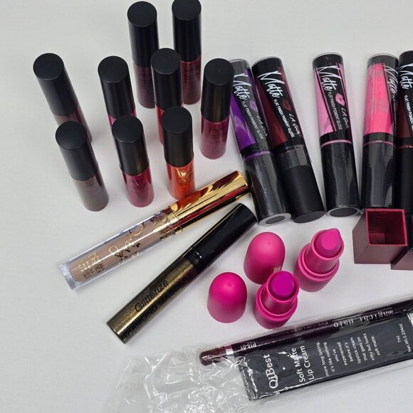 Lipstick Vault ✦ 22 Shades + Lipliner ✦ Glitter Mascara & Eyelash Curler Set NWT - Picture 5 of 13